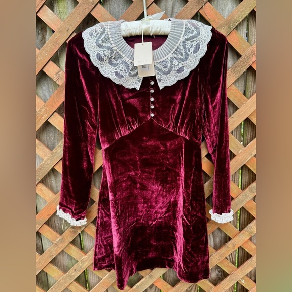 Doen Dresses & Skirts - Velvet Lace-Collar Mini Dress in Burgundy